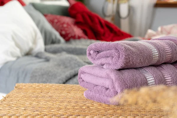 Pilha de toalhas limpas na mesa de madeira no quarto — Fotografia de Stock