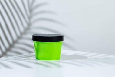 Yaratıcı gölgeli beyaz arka planda cilt ürünleri konteynerleri