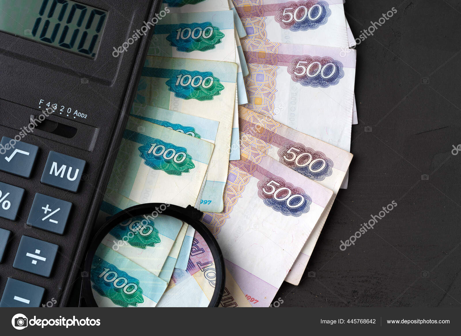 удержание денег. удержание зарплаты. пересчет денег. удержанные денежные средства. деньги на белом фоне.