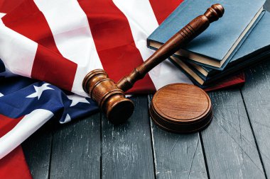 Yargıç Tokmak, Amerika Birleşik Devletleri bayrağının arka planında