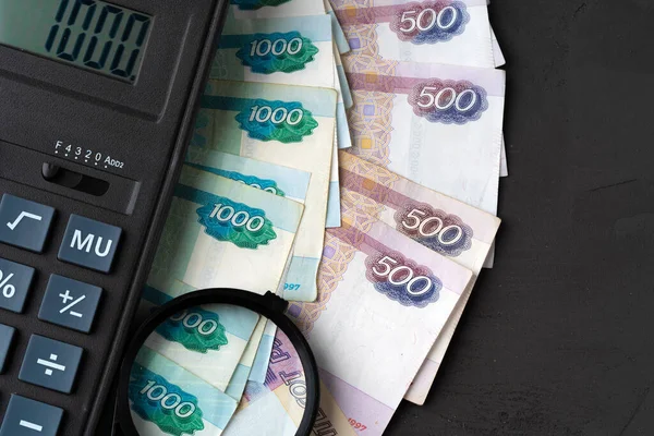 Feche a foto da pilha de rublos de dinheiro russos com calculadora — Fotografia de Stock