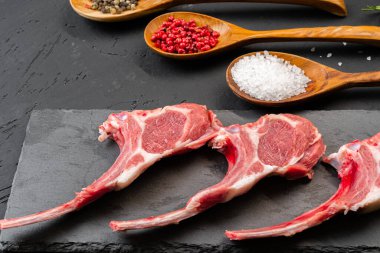 Koyu arkaplanda çiğ kuzu kaburgası