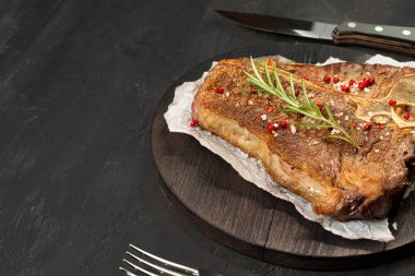 Siyah masada ızgara biftek manzarası var.