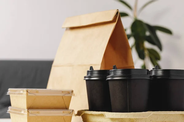 Sacos de papel com levar comida e copos de café recipientes — Fotografia de Stock