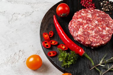 Masada baharat ve domatesli taze ev yapımı pirzola.