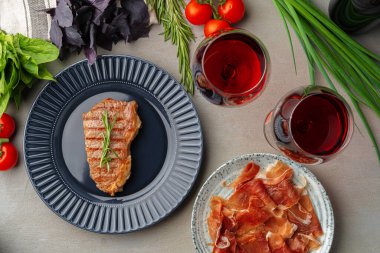 Mavi tabakta servis edilen ızgara biftek.