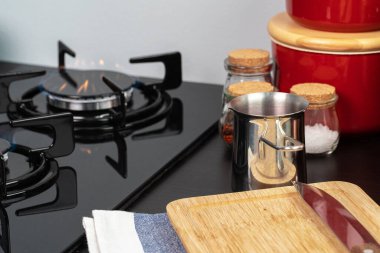 Mutfak tezgahında metal bir Türk 'ün içinde demlenmiş kahve.