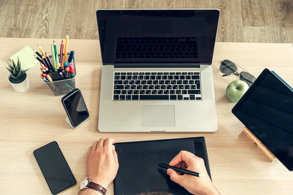 Fechar de uma mesa de trabalho de um homem de negócios com laptop — Fotografia de Stock