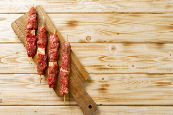 Kebab di carne tradizionale turca crudo sul tavolo. — Foto Stock