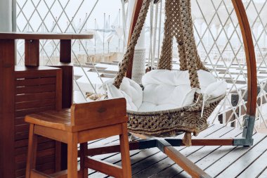 Deniz kıyısındaki lüks otel terasında dokunmuş salıncak.