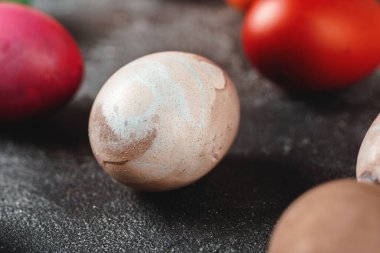 Karanlık bir arka planda paskalya yumurtaları