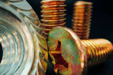 Siyah arkaplanda demir vidalar. Yakın plan.