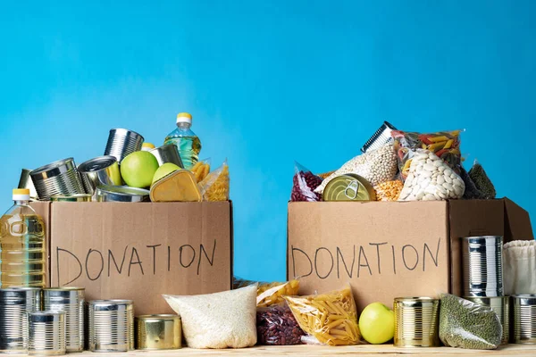 Donaciones de comida en la mesa. Donación de texto. — Foto de Stock