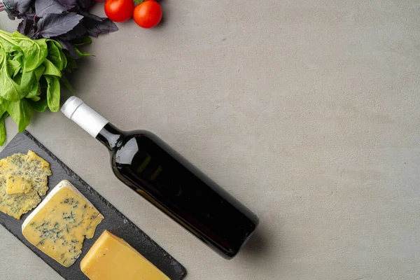 Różne rodzaje sera i wina na szarym stole — Zdjęcie stockowe
