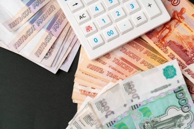 Bir yığın Rus para rublesini hesap makinesiyle kapat