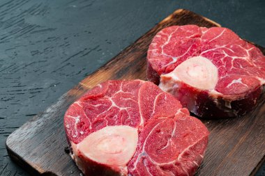 Ahşap arka planda çiğ biftek bifteği.