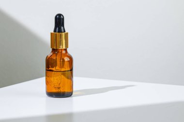 Yağlı cilt nemlendirici pipetli kahverengi cam kavanoz