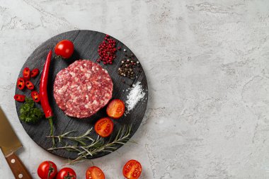 Masada baharat ve domatesli taze ev yapımı pirzola.