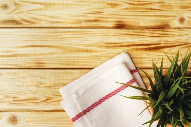 Mutfak havlusu ya da tahta masanın üzerindeki peçete..