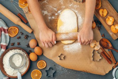 Kadınların elleri kurabiyelere hamur hazırlıyor.