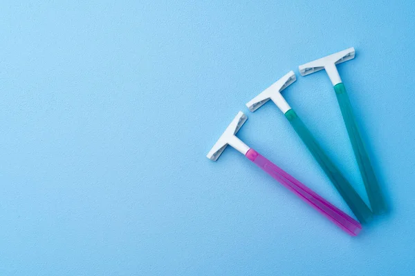 Conjunto de lâminas descartáveis para mulheres em fundo azul — Fotografia de Stock