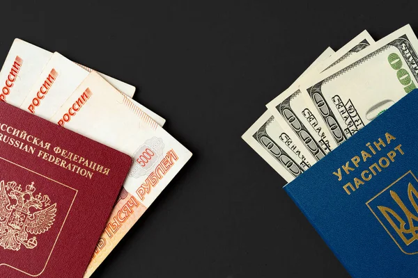 Rosyjski paszport z rubinami rosyjskimi i ukraińskim paszportem z dolarami amerykańskimi — Zdjęcie stockowe