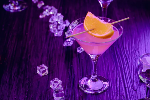 Алкогольний коктейль, що подається з апельсиновим шматочком крупним планом — стокове фото