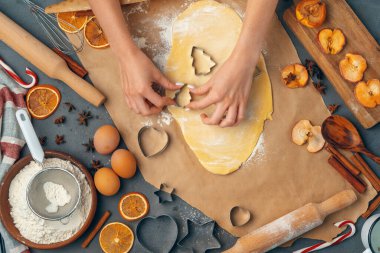 Kadın eli evde taze hamurdan kurabiye yapıyor.