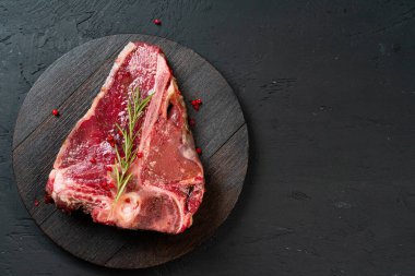 Biberiyeli çiğ biftek, biber. Pişirmeye hazır.