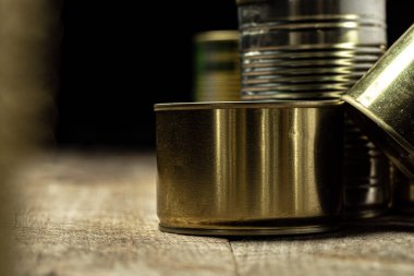 Masada yemek olan teneke kutular..