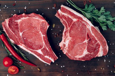 Tahtada çiğ et filetosu.