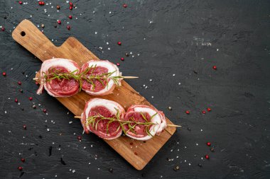 Koyu ahşap masada çiğ biftek.