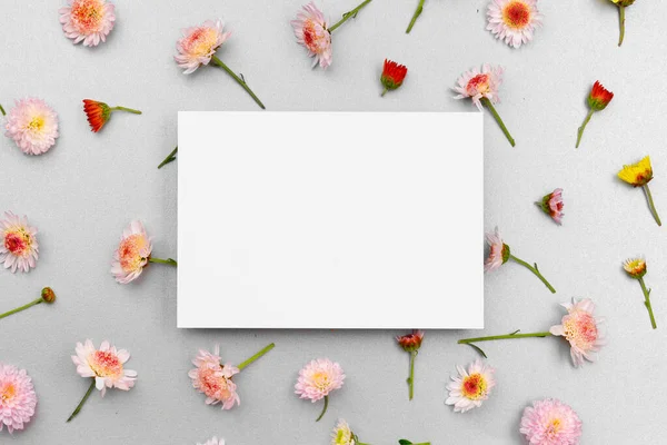 Papel em branco com espaço de cópia e botões de flores — Fotografia de Stock