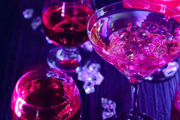 Bebidas de cóctel con hielo en las luces del club — Foto de Stock