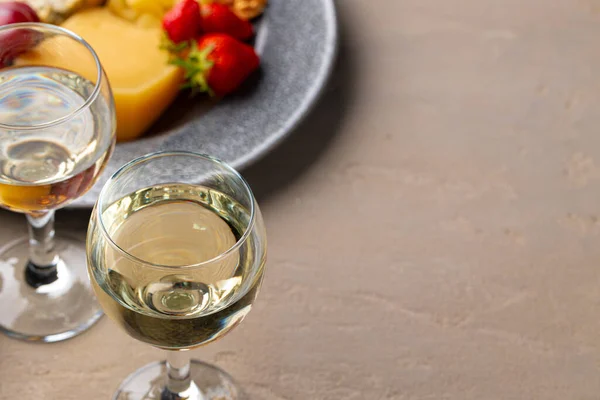 Szklanka wina i kawałek sera na stole zamknij — Zdjęcie stockowe