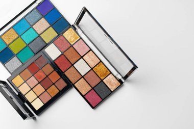 Beyaz üzerine izole edilmiş renkli göz falı paletleri uydur