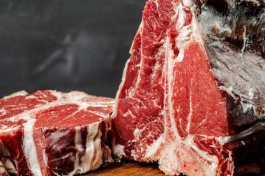 Koyu yeşil masada pişmiş çiğ biftek..