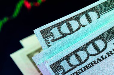 Fiyat tablosu olan bir monitörün önünde dolar. Eski ve ticaret.