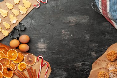 Noel 'de zencefilli kurabiye yapma sürecini kapatın.