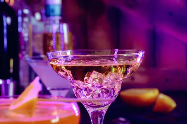 Cocktailgetränke mit Eis im Club-Licht — Stockfoto