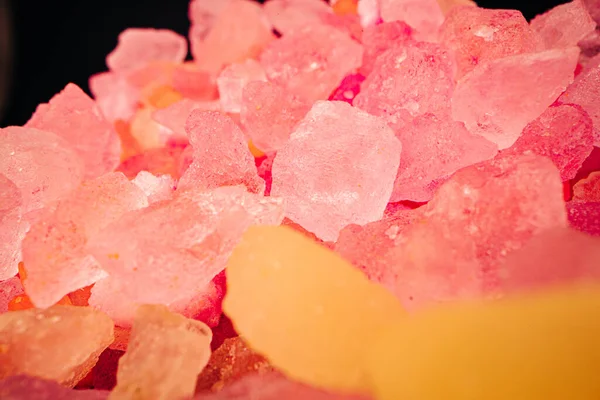 Granulado de sal de banho rosa perto, macro — Fotografia de Stock