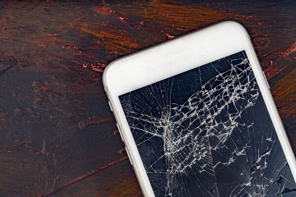 Мобильный смартфон со сломанным экраном