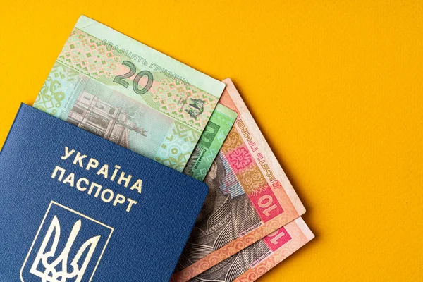 Billetes ucranianos de hryvnia en pasaporte ucraniano de cerca — Foto de Stock