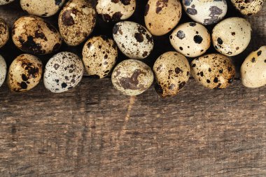 Tahta bir masada bıldırcın yumurtası.