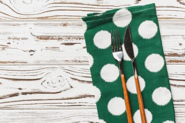 Yeşil benekli peçete yıpranmış ahşap arka planda