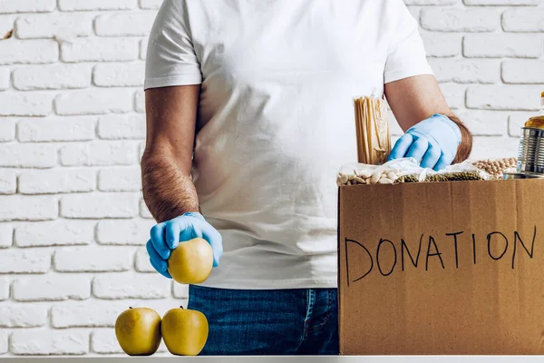 Caja de donaciones de alimentos para personas que sufren de pandemia por coronavirus — Foto de Stock