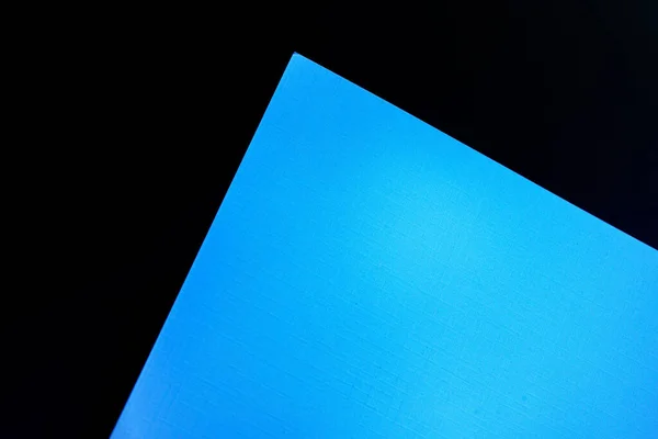Fondo de hojas de papel de cartón en blanco en azul oscuro claro — Foto de Stock