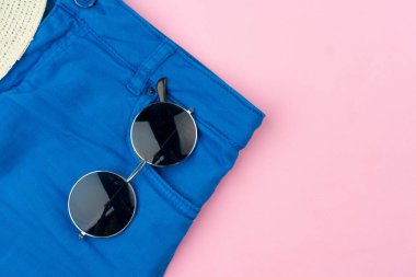 Pastel pembe arka plandaki kadınlar için şık bir yaz kıyafeti.