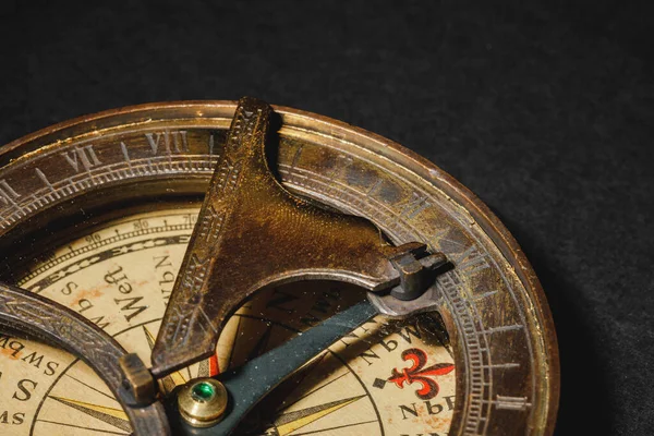 Retro compass on black board background. Close up. — Stock Photo, Image