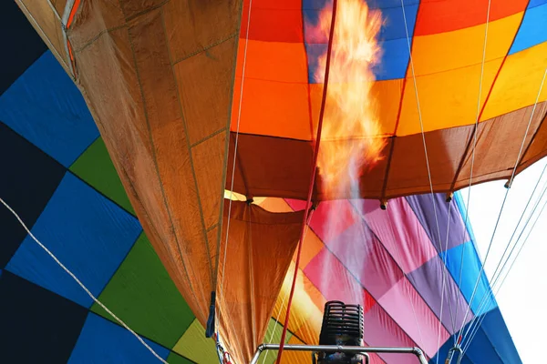 Zblízka horkovzdušný balón se připravuje k letu — Stock fotografie